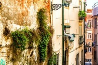 El barrio de Alfama, tiene un encanto veneciano con su pequeñas calles