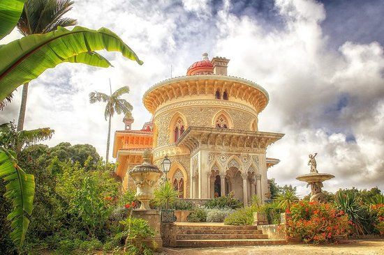 El Palacio de Monserrat es una de las perlas más hermosas y coloridas de Sintra. Se extiende sobre 33 hectáreas y tiene varios jardines, donde es posible encontrar una impresionante colección botánica, con especímenes de todo el mundo.